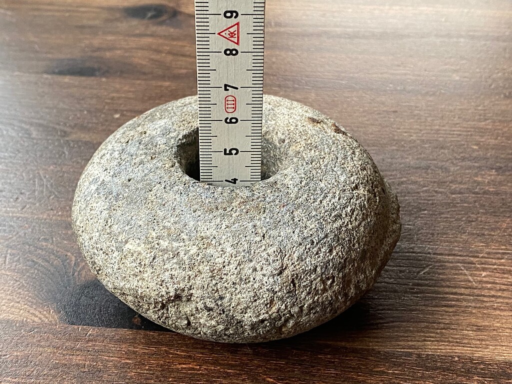 Runder Stein mit Loch in der Mitte auf Feld gefunden Spinnwirtel