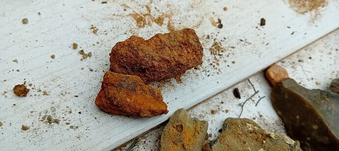 Mutmaßlicher_Kielkratzer_resp._Klingenkern_vermutlich_Chalzedon_ungereinigtes_Fundstück_Fundstelle_Karlshof_Ollenbäke_18.Mai_2025_Foto_Meinen_CC_BY-SA_4.0