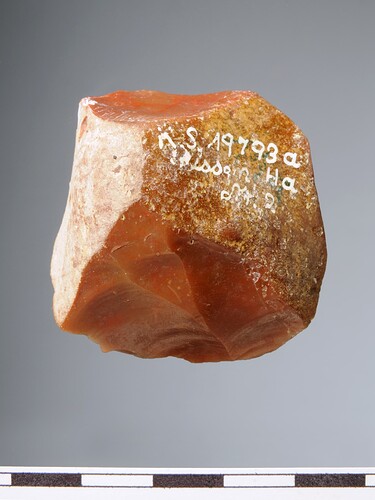 Federmesser_Gruppen_Kern_aus_Rissen_14_a_Foto_Museum_für_Archäologie_Schloss_Gottorf_CC_BY-NC-SA_4.0_Rissen_LA_14a-KS_19793a_-2_