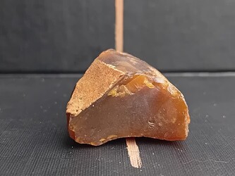 Mutmaßlicher_Kielkratzer_Klingenkern_aus_Chalzedon_ca.6_cm_Fundort_Karlshof_Ollenbäke_Auswertung_Siemer_Entdeckung&Foto_Meinen_CC_BY-SA_4.0