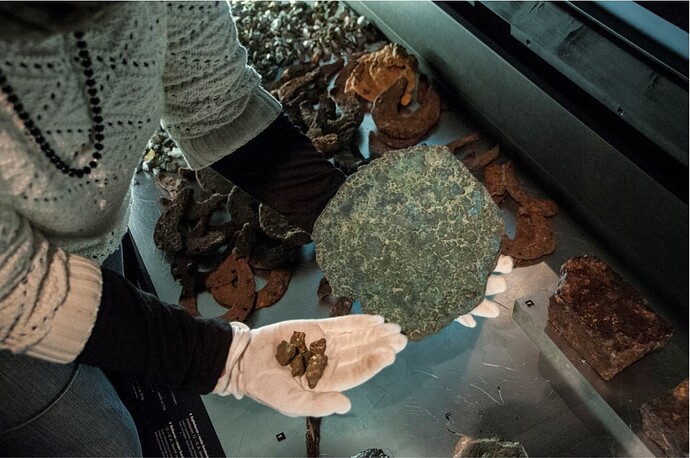Kupferbarren_Gusskuchen_und_Kupfererze_vom_Rammelsberg_in_Goslar_ca.1150-1350_AD_Foto_Günter_Jentsch_Zisterzienser_Museum_Kloster_Walkenried_2019_CC_BY-NC-SA_4.0_