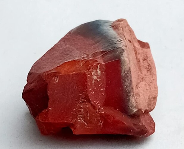 Roter_Helgoländer_Feuerstein_möglicher_Klingenkern_nach_Art_der_Rissener_Gruppe_Foto_Maren_Fundort_Edewecht_Godensholter_Tief_CC_BY-SA_4.0_