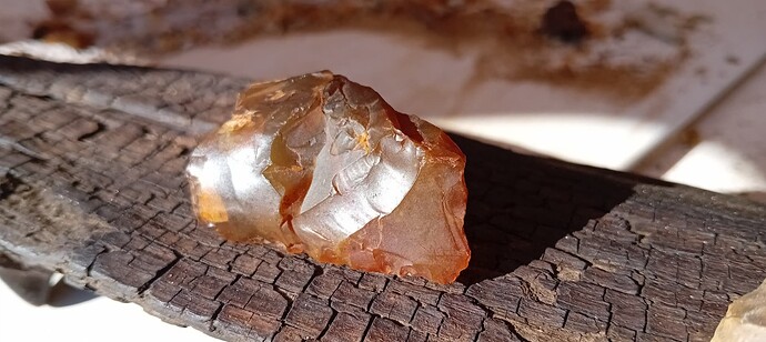 Mutmaßlicher_Kielkratzer_Klingenkern_aus_Chalzedon_Fundplatz_Karlshof_Ollenbäke_Auswertung_Siemer_Foto_Meinen_2025_CC_BY-SA_4.0_