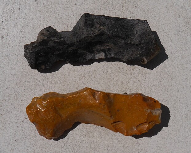 Raspeln_oben_Kieselschiefer_unten_hellbrauner_Flint_Fundstelle_Meinen_Edewecht_Godensholter_Tief_Foto_und_Auswertung_Butmir_58_CC_BY-NC-SA_4.0_P1300372_