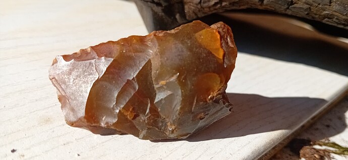 Mutmaßlicher_Kielkratzer_Klingenkern_aus_Chalzedon_Fundort_Karlshof_Ollenbäke_Auswertung_Siemer_Foto_Meinen_2025_CC_BY-SA_4.0_