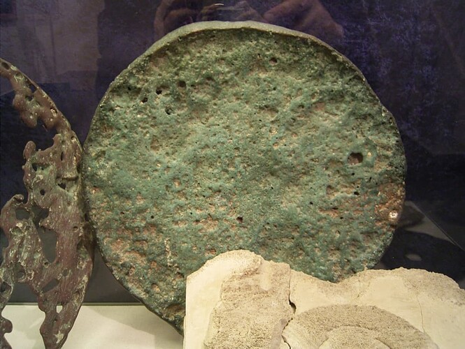 Scheibenförmiger_Kupferbarren_mit_steilem_Rand_Fundort_südlich_des_Helgoländer_Vorhafens_1971_Standort_Museum_Helgoland_Leihgabe_Hans_Stühmer_mit_freundlicher_Erlaubnis_Foto_Hildegard_Wilske_Strand_&Steine.de_Flensburg_2025