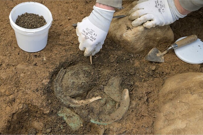 Bronzezeitliches_Depot_mit_Kupfer-Markasit_Gusskuchen_Roherzen_und_Sicheln_nahe_Motta_Vallac_Crap-Ses_Schlucht_bei_Salouf_Vostga_Oberhalbstein_Foto_Archäologischer_Dienst_Graubünden_2022_Screenshot_2025-05-07_14.43.01_