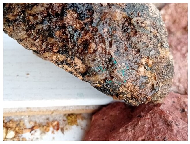 Vulkanische_teils_verglaste_Gesteinsmasse_mit_Malachit_oder_Peridoten_besetzt_Fundort_Karlshof_Ollenbäke_15.Mai_2025_Auswertung_Butmir_Entdeckung&Foto_Wilde_Möhre_CC_BY-NC-SA_4.0